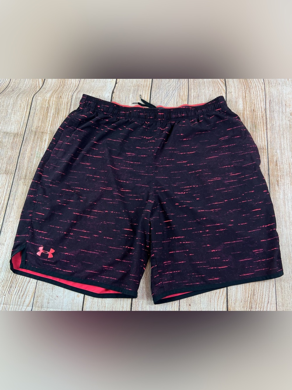 Mens Under Armour Loose Heatgear Shorts Black Red Size XL